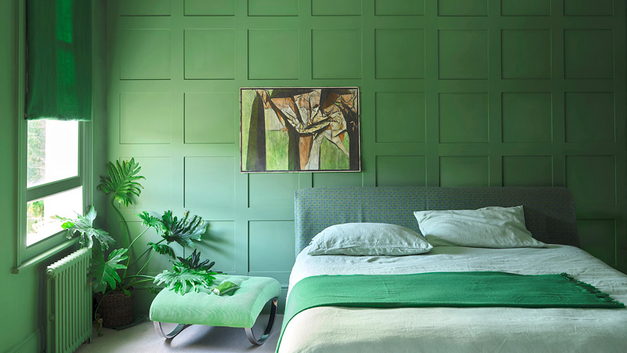 Dunkelgrünes Schlafzimmer in Calke Green No. 34 von Farrow&Ball.